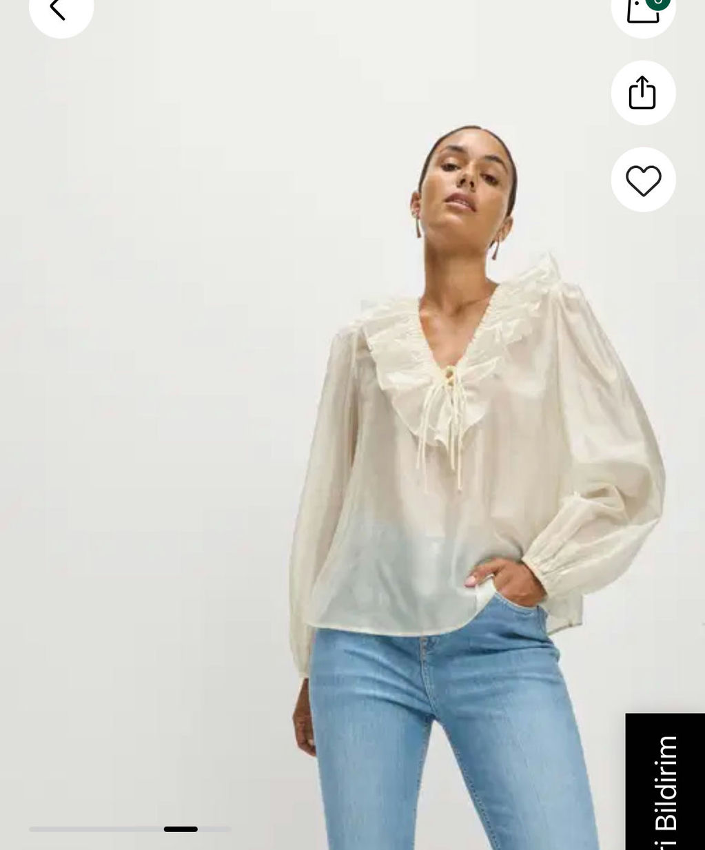 Beyaz fırfır yaka gömlek